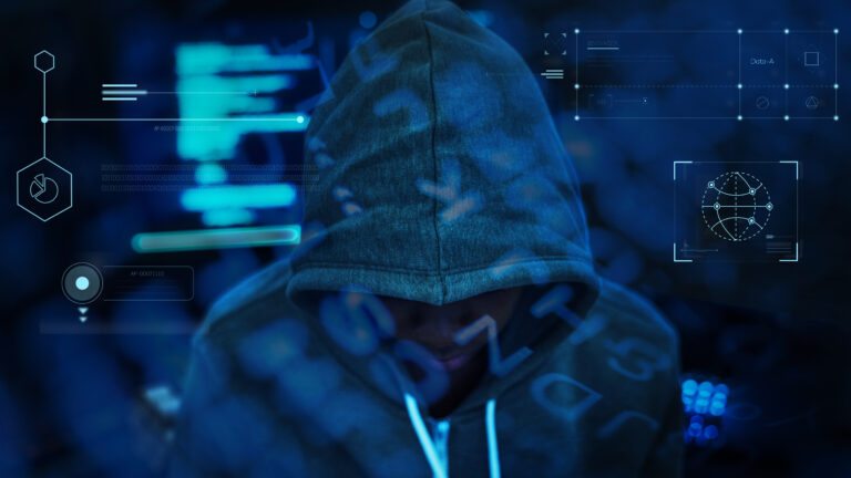 haker pracujący w ciemności